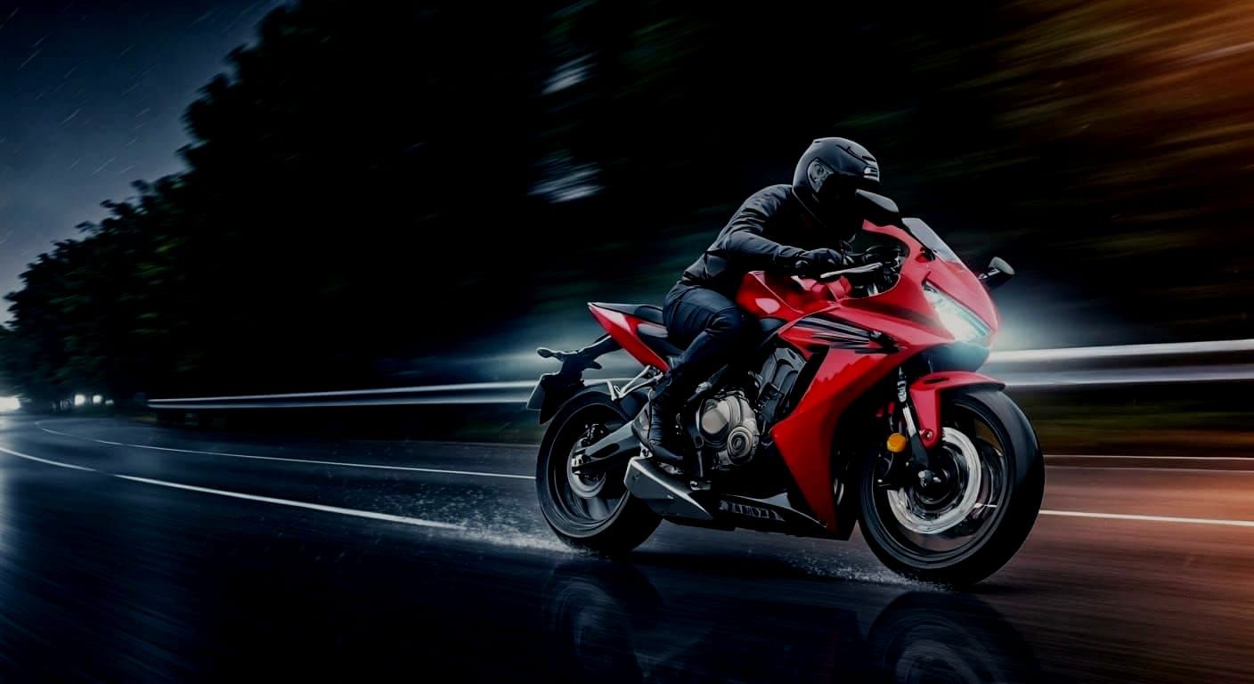 Honda CBR 600R Ninja Races in the Rain
