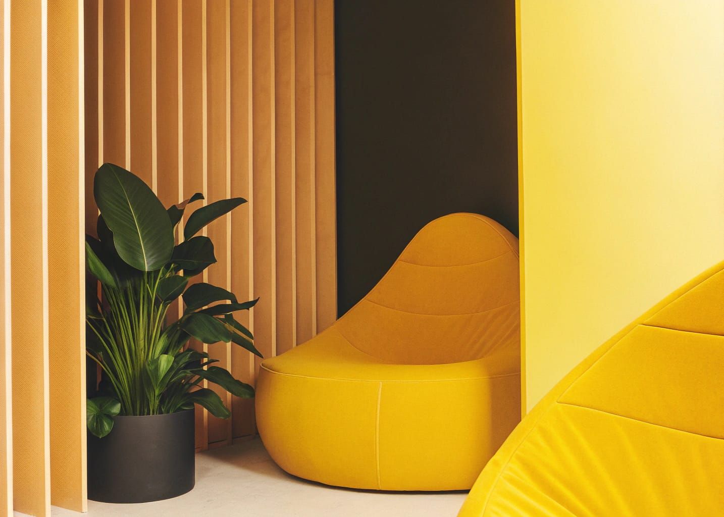 Sustainable Modern Office with Green Walls and Biophilic Des...