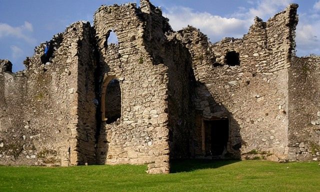 Medieval Castle Ruins: A Glimpse into History