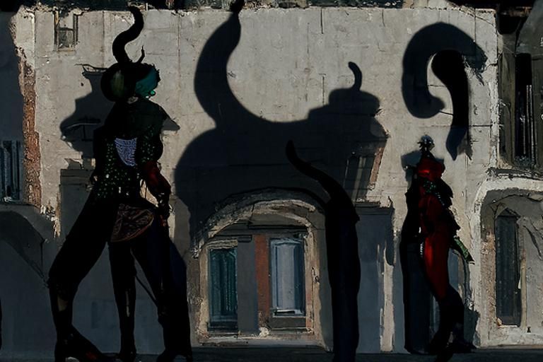 Tiefling Pickpocket Hiding in Venetian Street: Art Deco Styl...