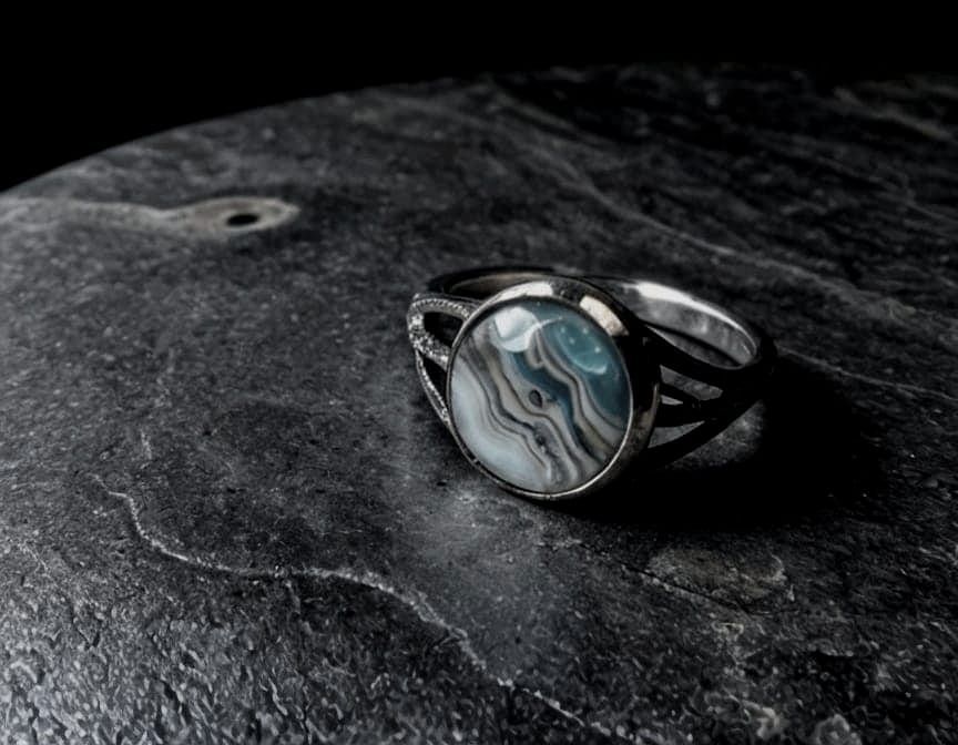 Damaged Mourning Ring with Distorted Agate Stone