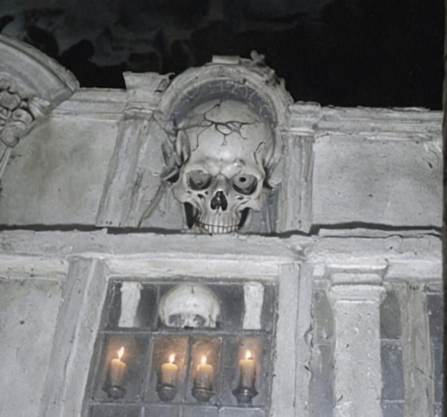 skull haunted house