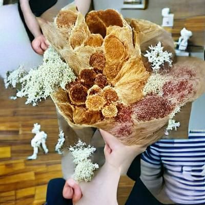 Bouquet of flowers made of skin flakes