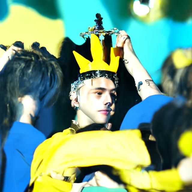 A king holding a crown