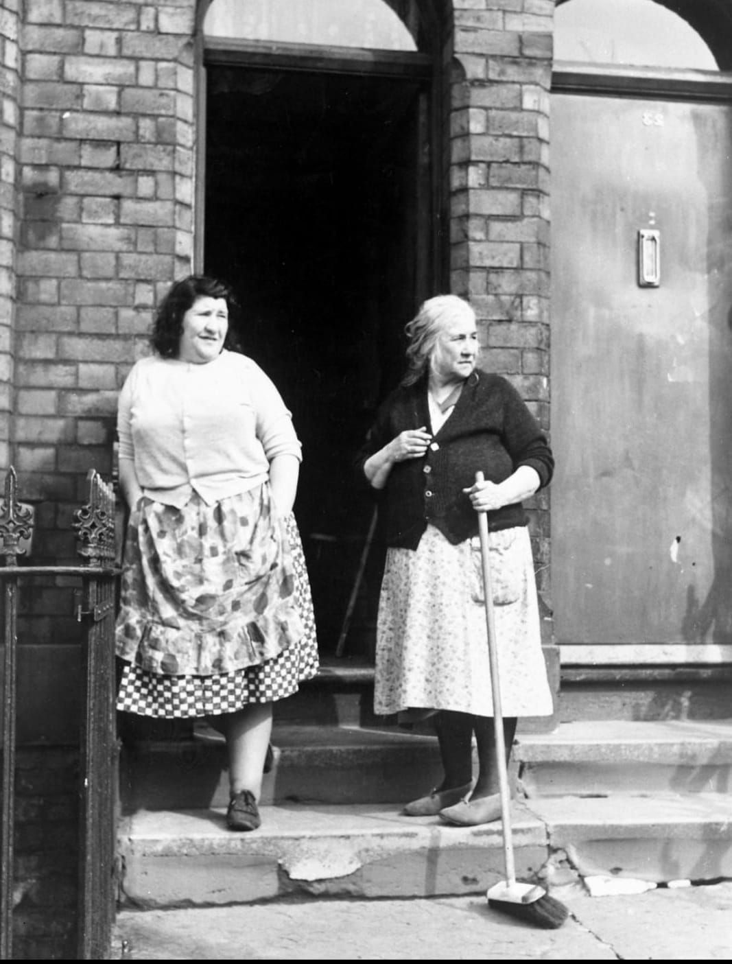 Ethel and Edna lived next door to each other in the slums of 1950s Liverpool. They took pride in gossip and sweeping the...