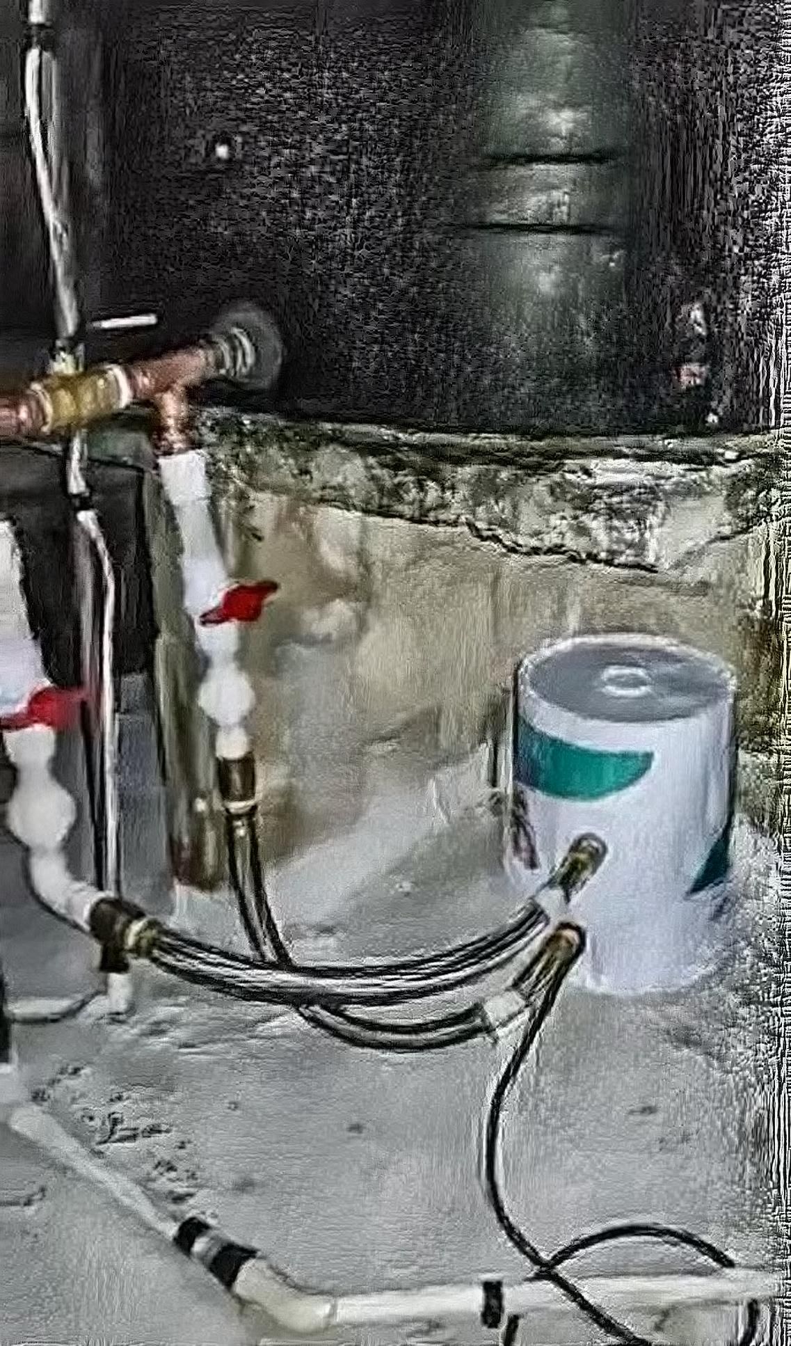bomba presurizadora dentro de una cubeta con bypass y valvulas check
