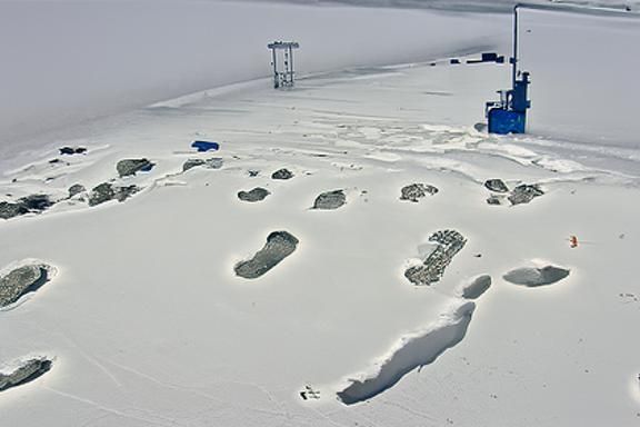 Antarctic reserch base in a heavy snow strom and resercher d...