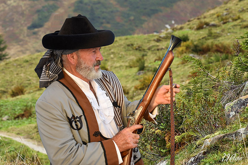El bandolero apunta con el trabuco y dispara al espectador