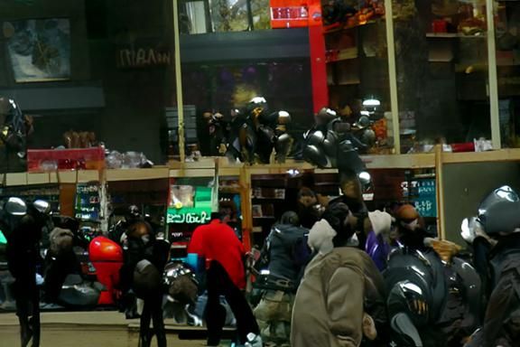 people riotting at street and looting store ove super goverm...