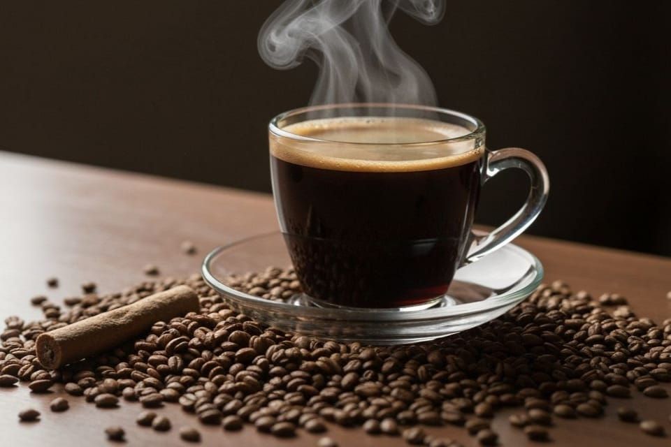 Une ambiance rétro moderne, Une tasse de café noire médiéval fantaisie vue de très prêt, une nuage de vapeur qui monte et entoure la tasse, ...
