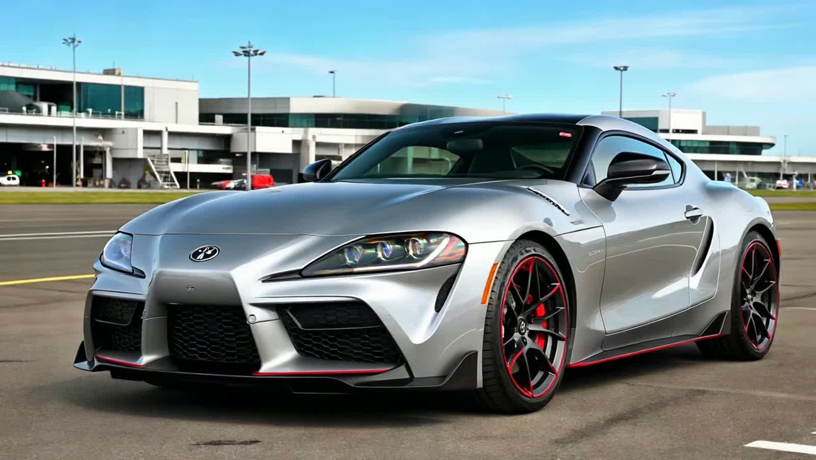 тойота супра біля аеропорту