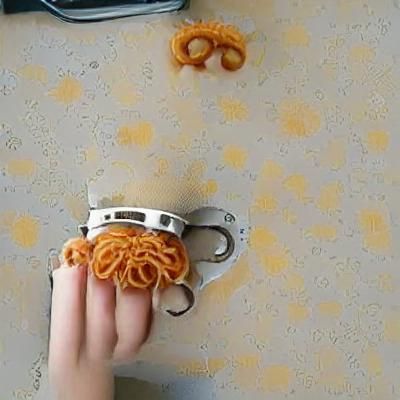 Spaghetti handcuffs