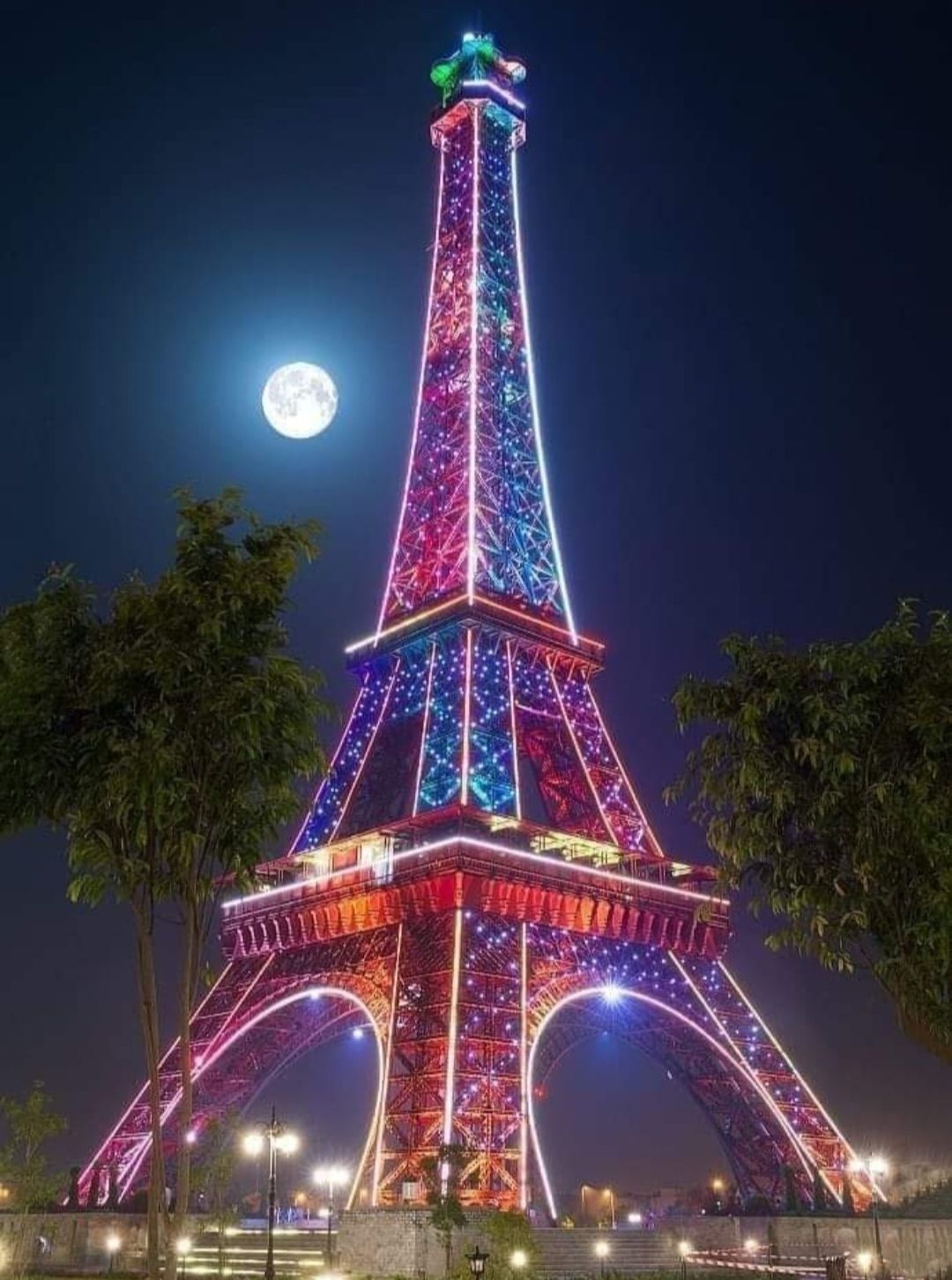Neon Eiffel