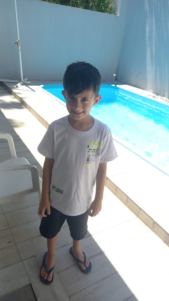 Imagine uma animação encantadora da Disney estrelando um adorável menino com um espírito curioso e uma imaginação vibrante. Este jovem prota...