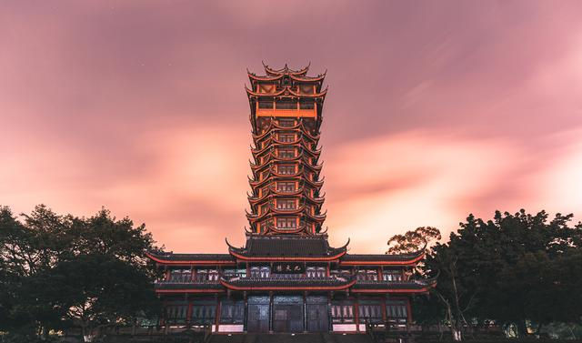 以照片的建筑为主体，设计一个水墨画风格logo、简约