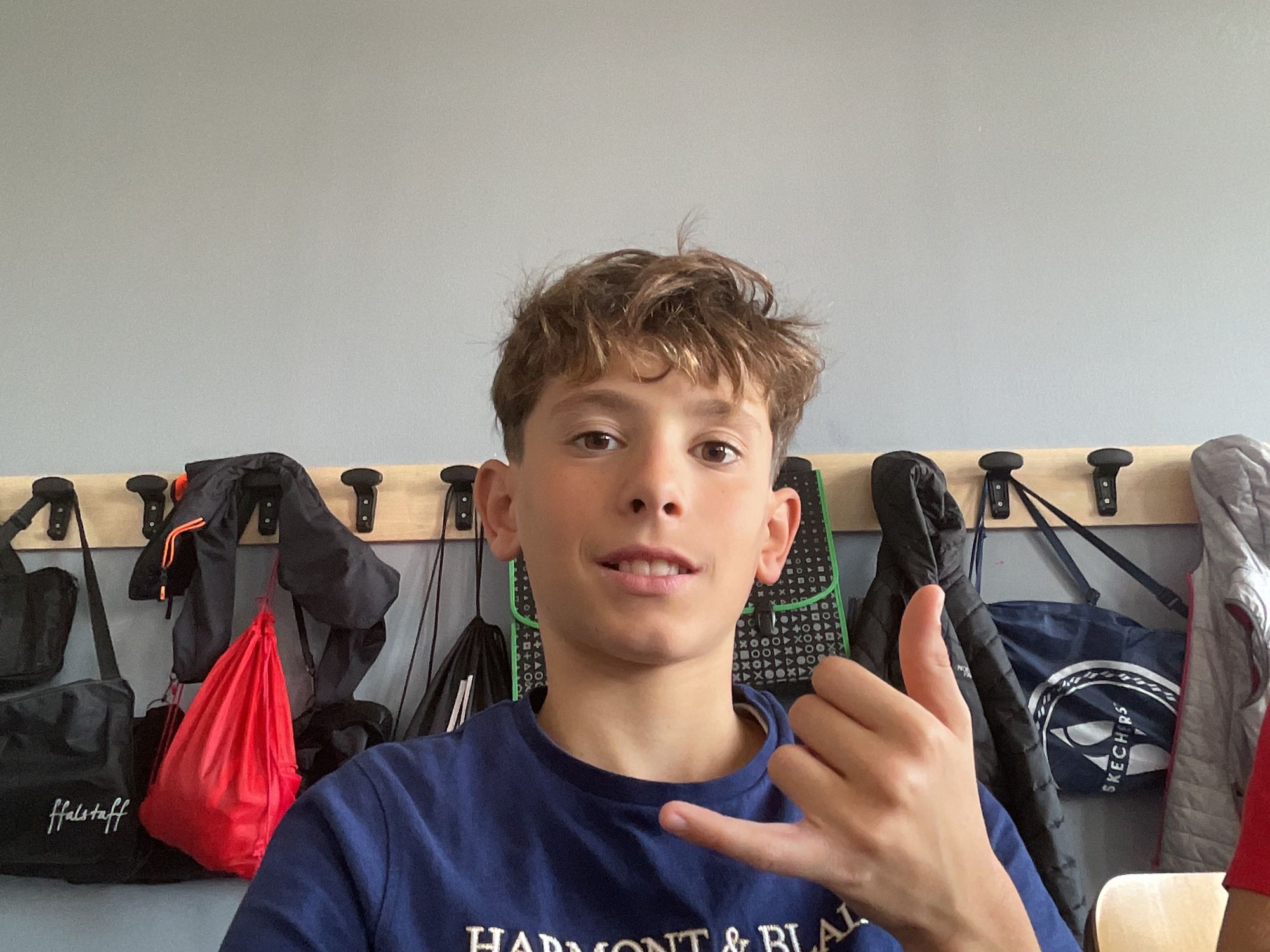 un uomo che scappa dal mostro enorme con un occhio.
Posto: all interno della grotta.
Forma immagine: frontale.
Cosa fa? Il gigante cerca di ...