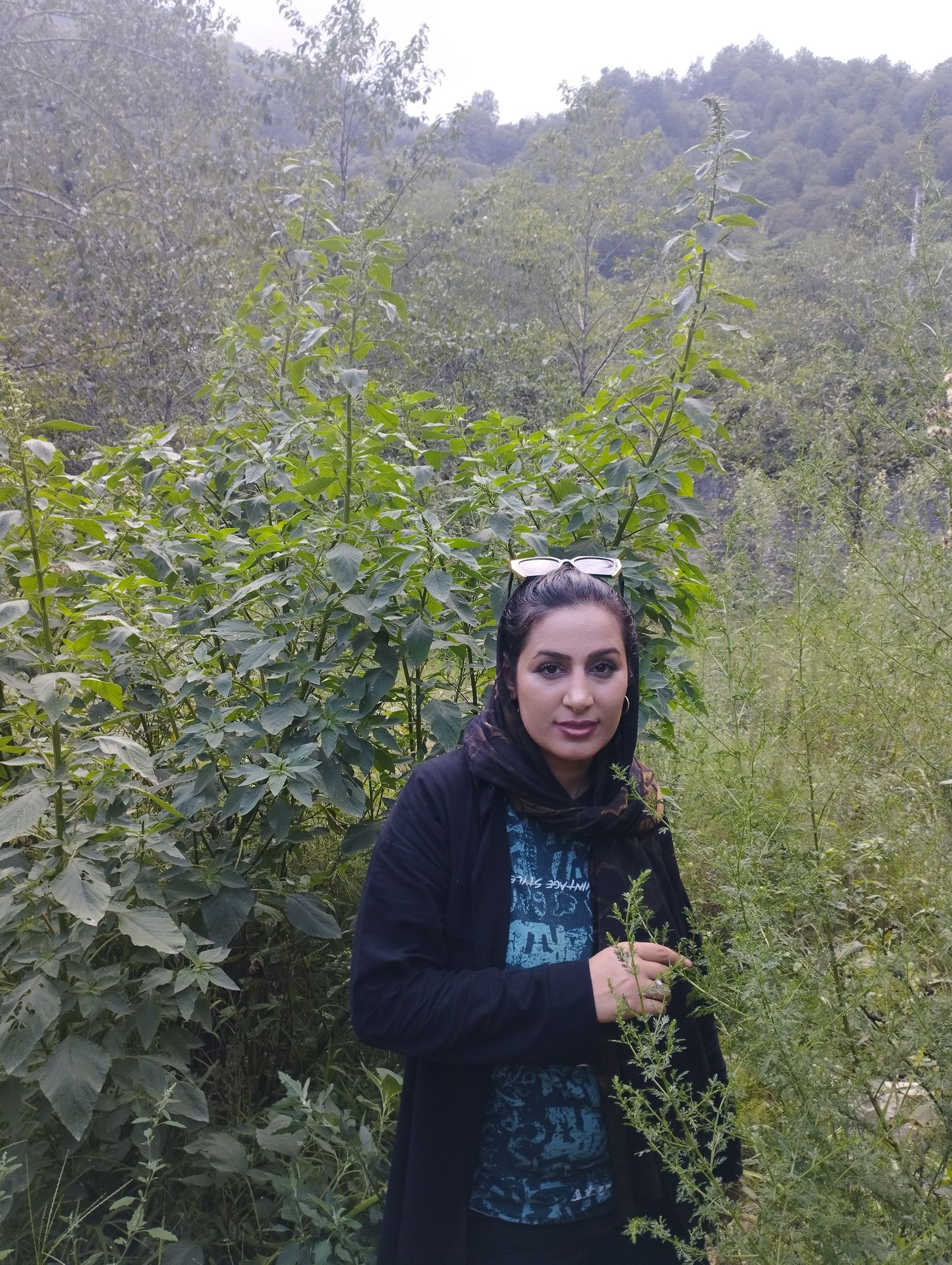 Rainy night and a alone girl crying sadly Studio Ghibli, Anime Key Visual, by Makoto Shinkai, Deep Color, Intricate, 8k resolution concept a...