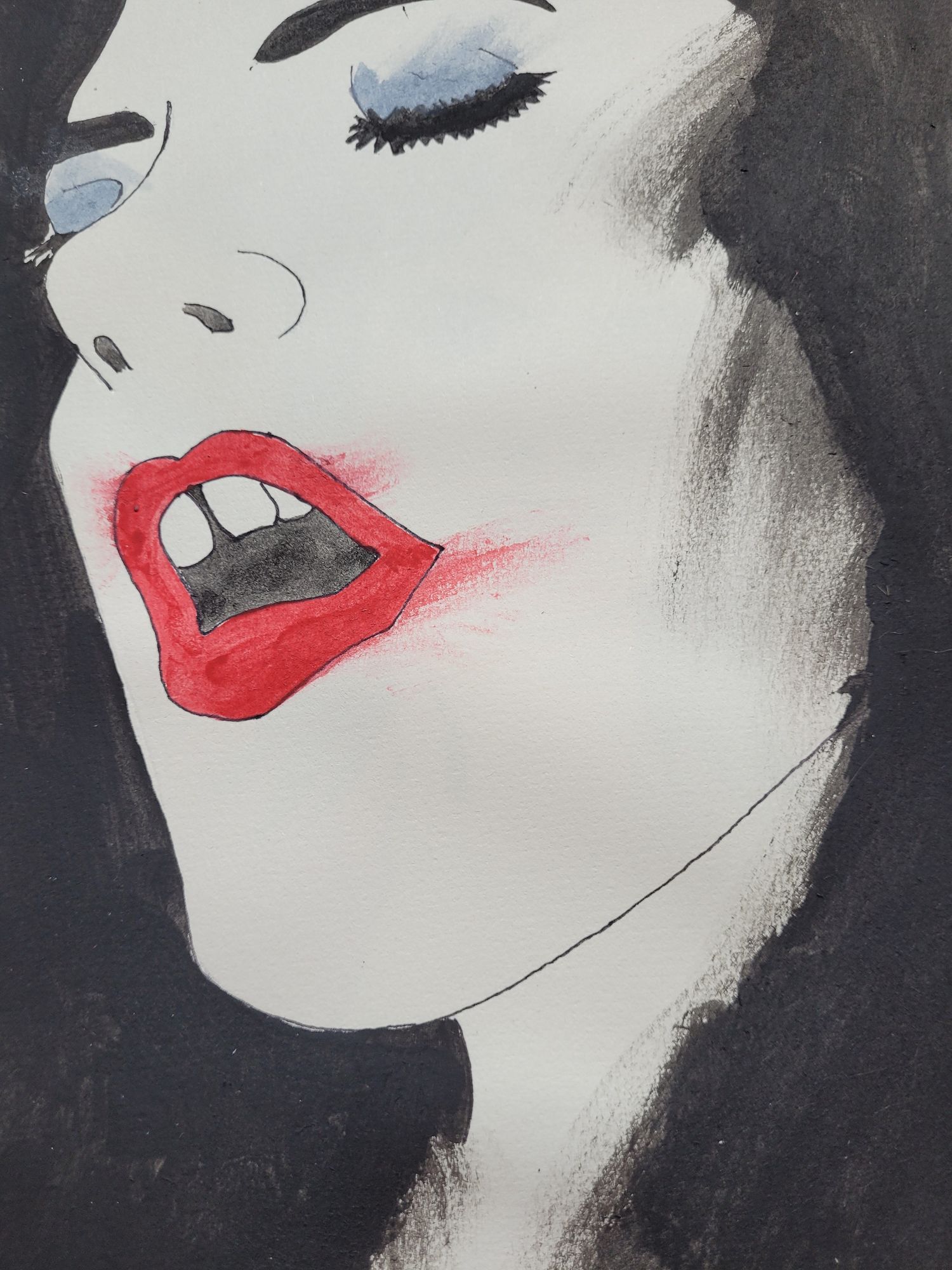Portrait, teint blême, rouge à lèvres étalé jusqu'au visage. 