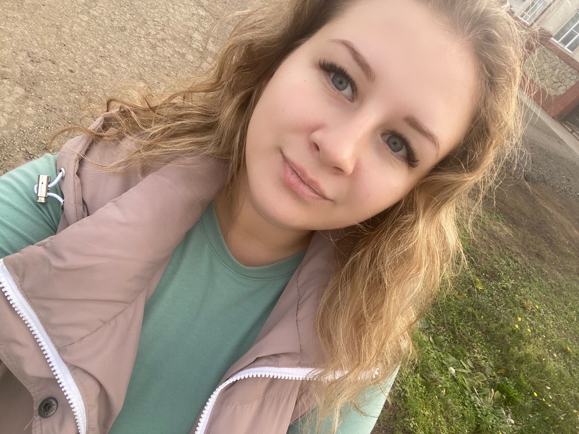 Ultra-realistic 4K evening portrait.  
Generate the woman exactly as in the reference photo — do not change her facial features, identity, p...