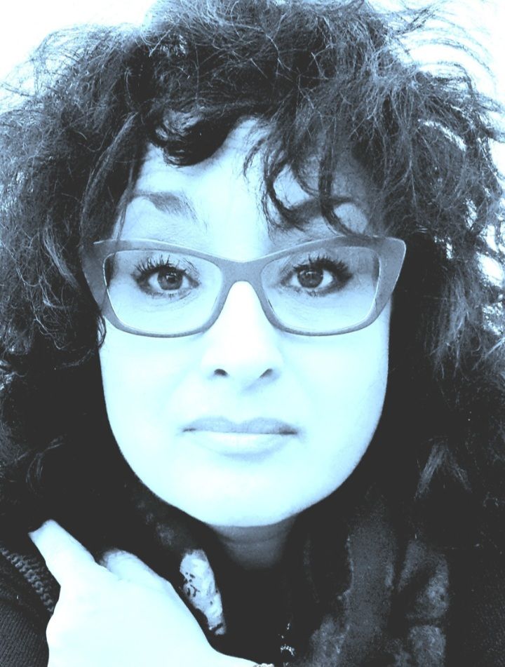 Pensare con i capelli ricci ribelli 
