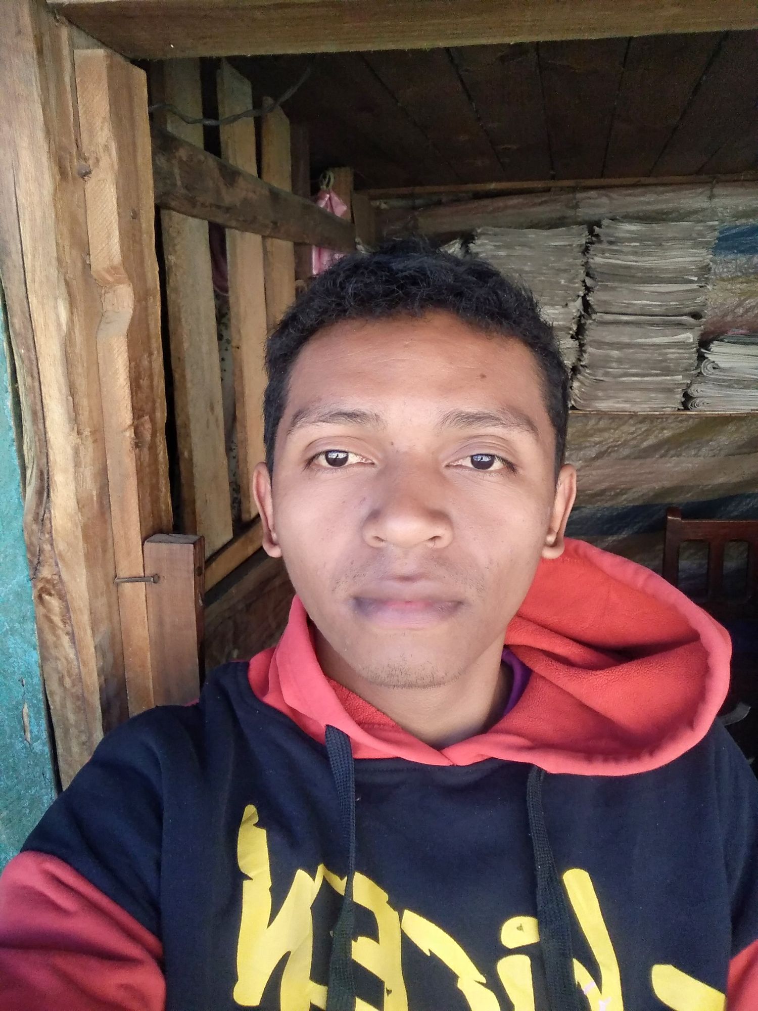 La personne est un gentlemen travaillant en machine learning