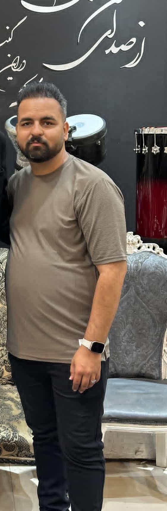 با همین لباس با یه بکگراند ساده و سفید ولی زیبا 