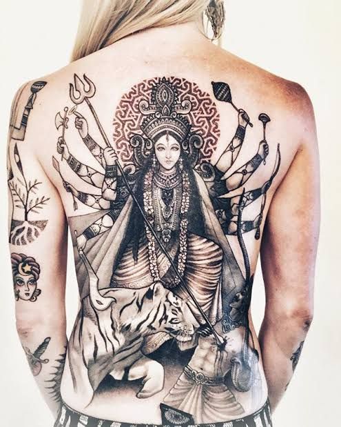 Tatuagem de ceifador com 6 braços  , preto e branco 