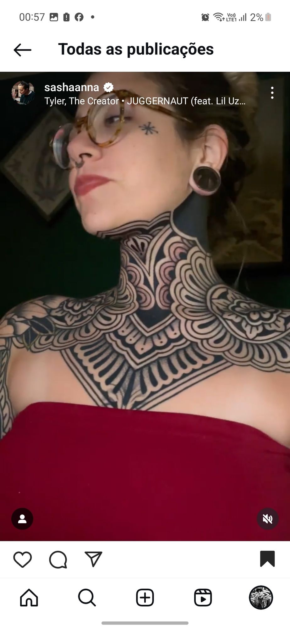 tatuagem na imagem exibe um design de estilo geométrico e ornamental, com influências indonésias e padrões mandala. 
Detalhes da Tatuagem:...