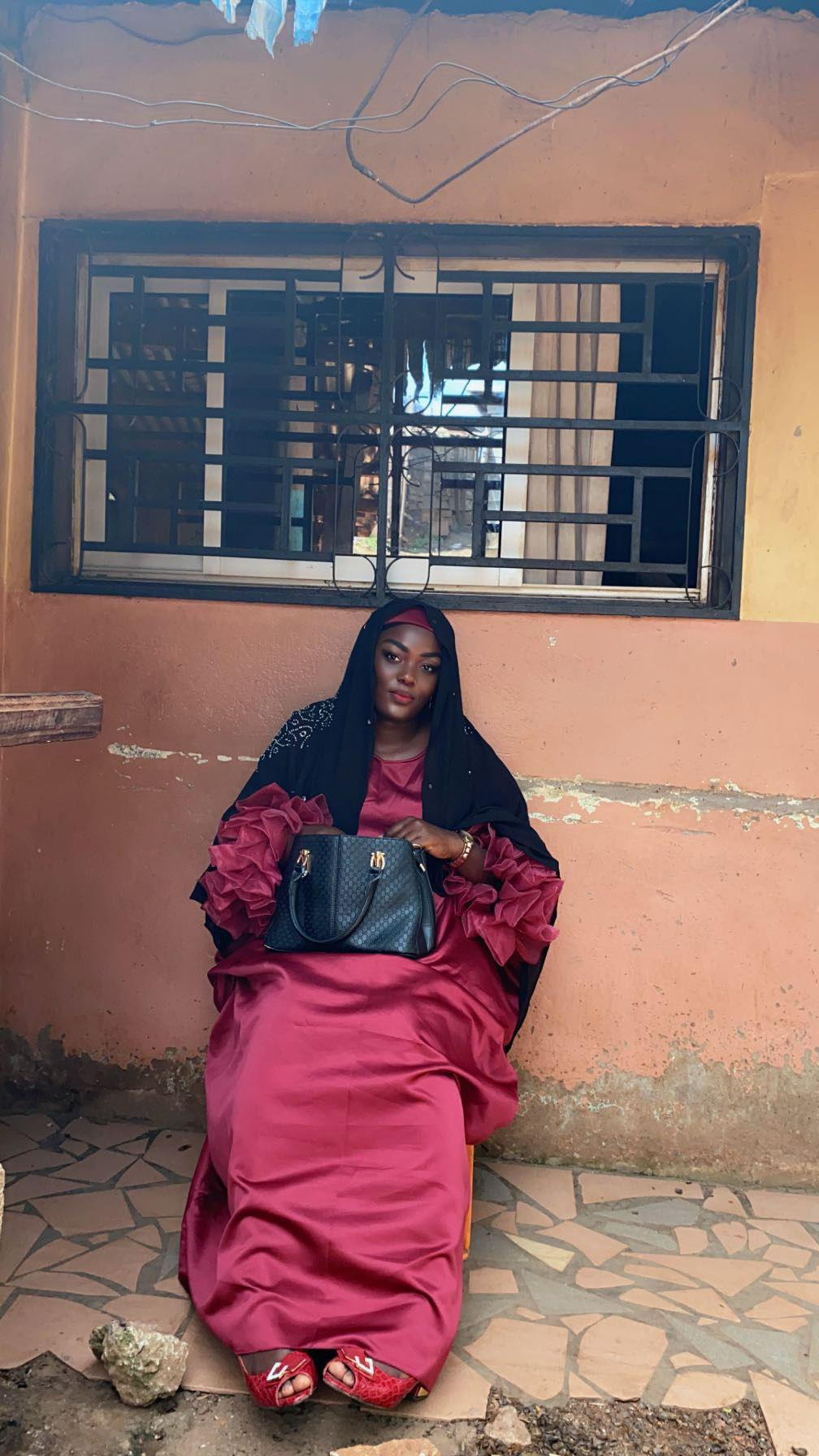 Change ce cadre en mettant le mur blanc et les carreaux en marbre noir 