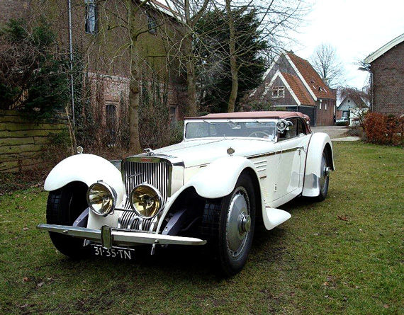 1942 coupé de ville in Paris la nuit
