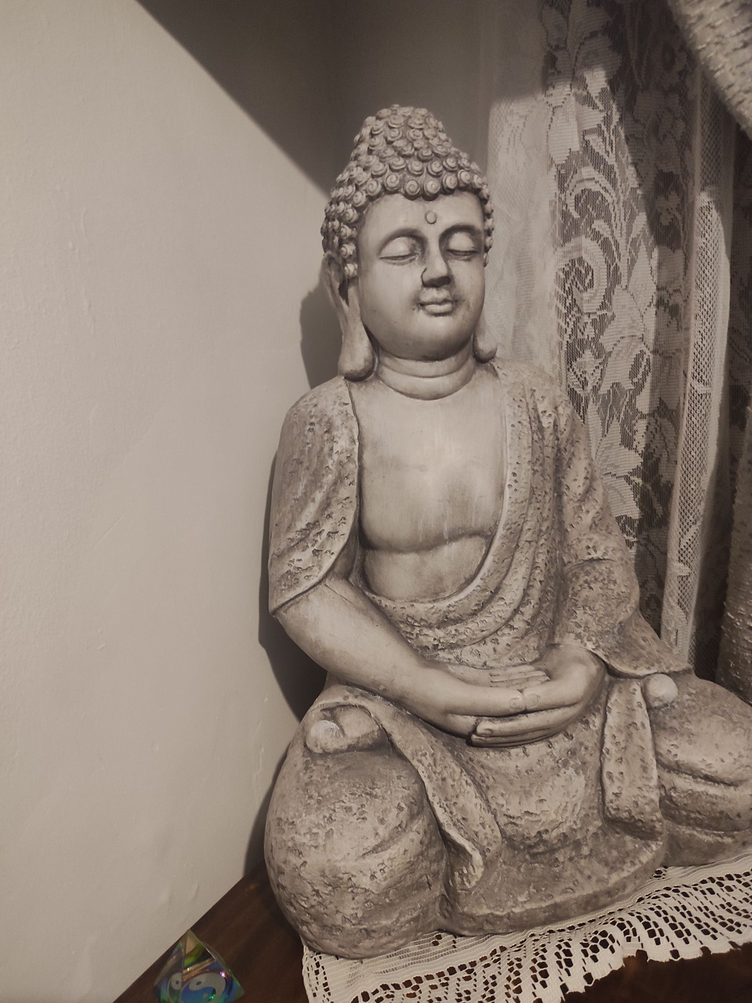 Iluminar los 7 chakras con sus colores, y el fondo de la imagen sea en el espacio oscuro iluminado de estrellas y galaxias