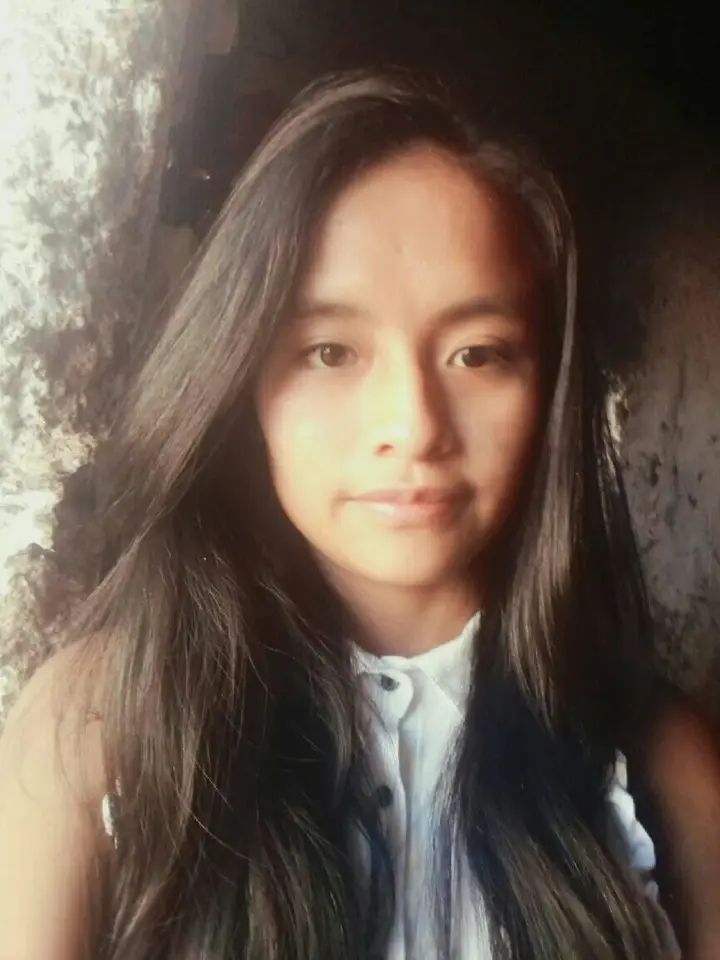 Mujer joven noble del siglo XX con Vestidos con cintura baja y faldas sueltas, con un estilo más relajado pero sofisticado. Encajes y adorno...