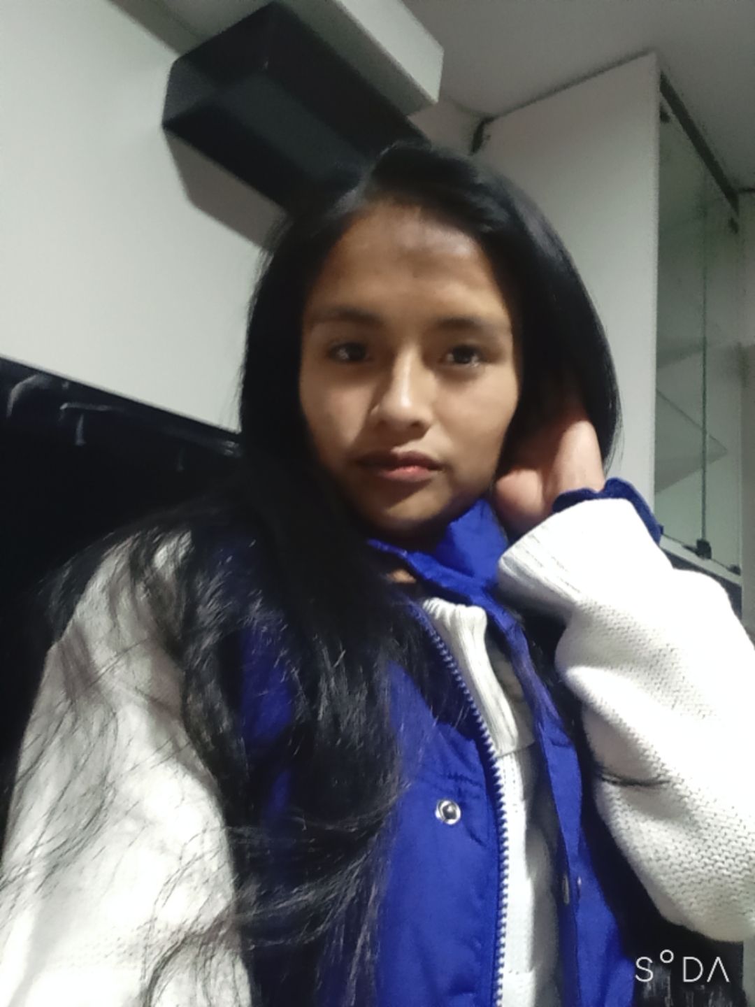 mujer joven noble del siglo XVII con Amplias faldas con enaguas y corsés rígidos, vestidos aún más elaborados con encajes, bordados y detall...