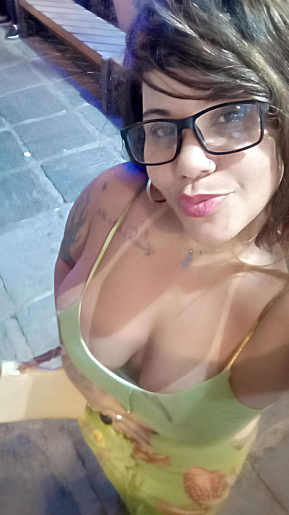 A PARTIR DESSA IMAGEM MANTENHA A POSE ORIGINAL E COLOQUE OLHANDO  UMA JANELA E DE FUNDO MUITOS GIRASSOL 