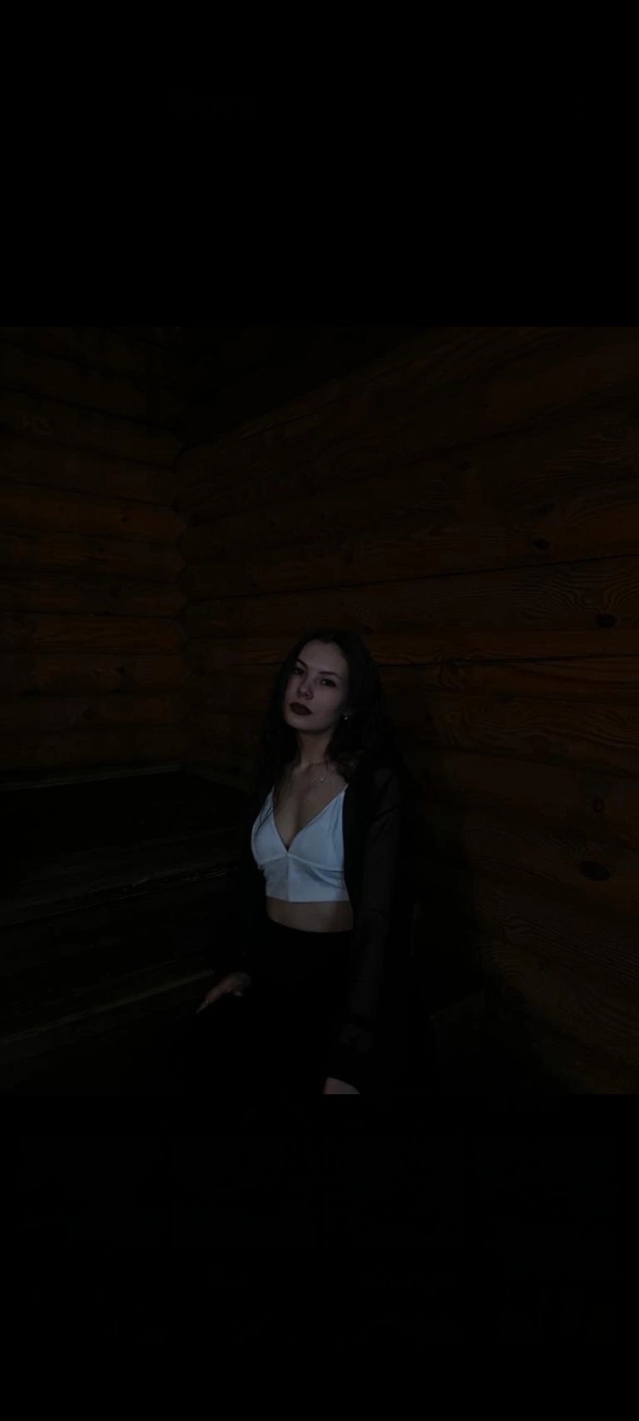 Используя прилагаемое изображение в качестве ориентира для изображения лица и внешности девушки не меняя внешность. Создать сцену, в которой...