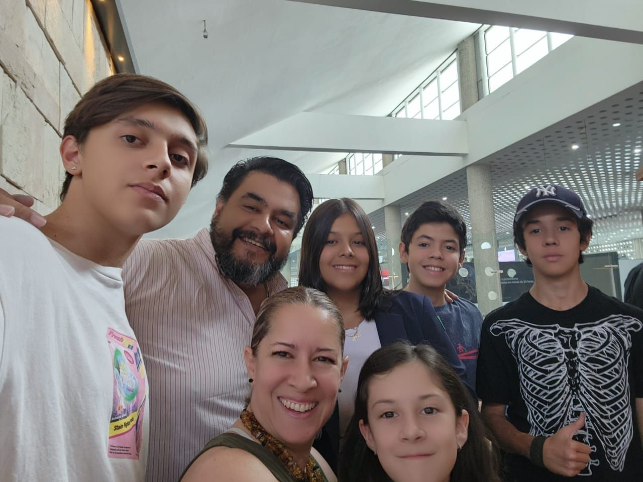 Imagínate una foto mejorada para una campaña de venta de viviendas, donde la escena está perfectamente compuesta. La imagen captura un terre...