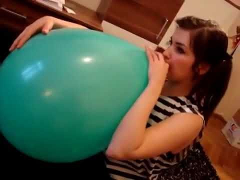K/DA Akali blowing a yellow balloon