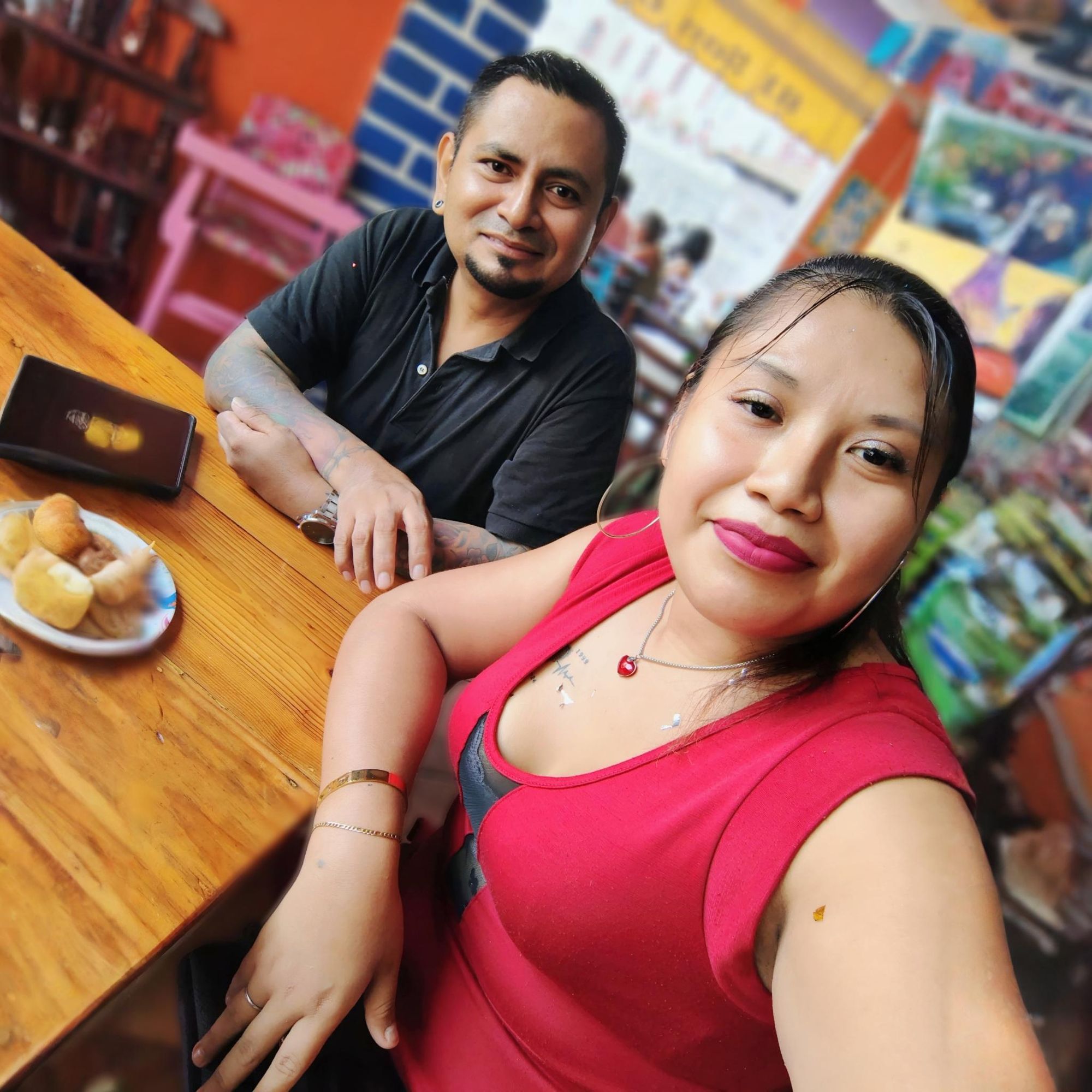 Modificar la imagen que subi, intercambiando de lugar a las personas que aparecen en ella. Sin modificar su rostro o cuerpo 