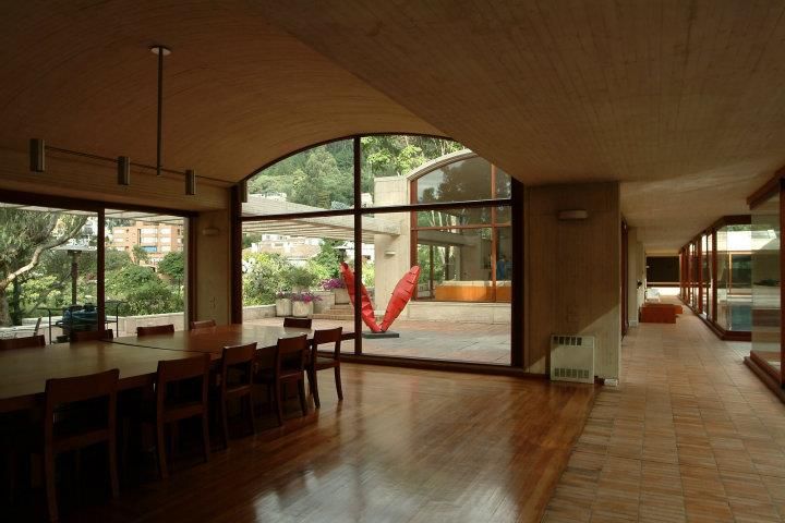 a living room with a brick Catalan vault, with different levels, view of the garden
