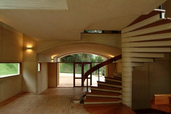 a living room with a brick Catalan vault, with different levels, view of the garden
