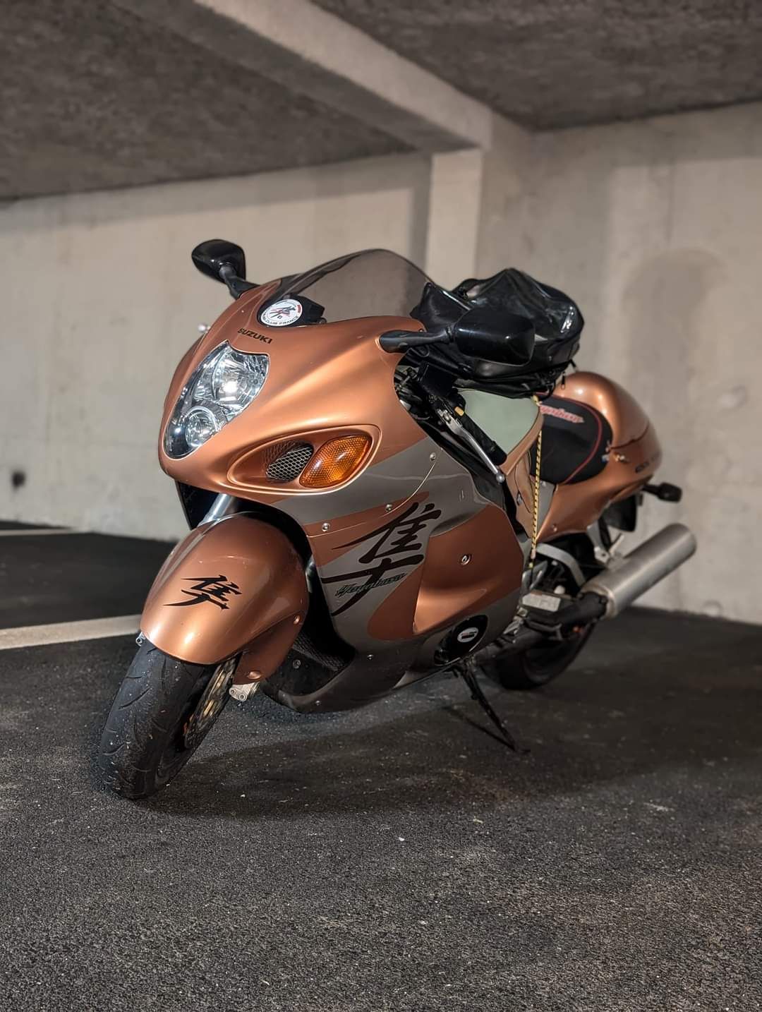 Moto dorée Suzuki 1300 ayabusa légende monstre mécanique 