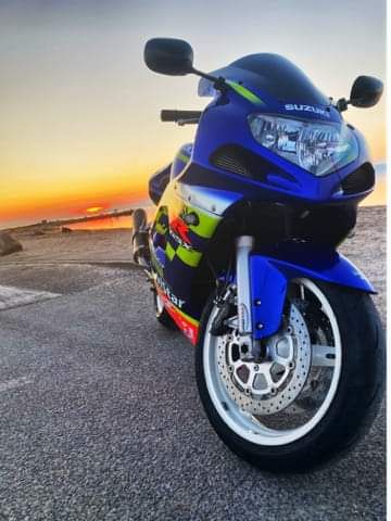 Moto bleue sportive Suzuki k2 coucher de soleil 