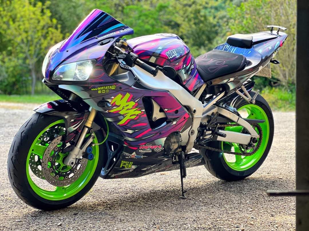 Moto multicolore automne mécanique 