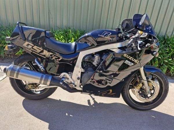 Moto sportive Suzuki bleue fantasy monstre mécanique 