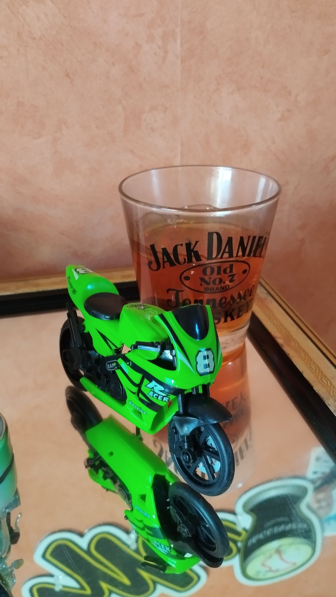 Honda moto verte effet miroir jack Daniel's 