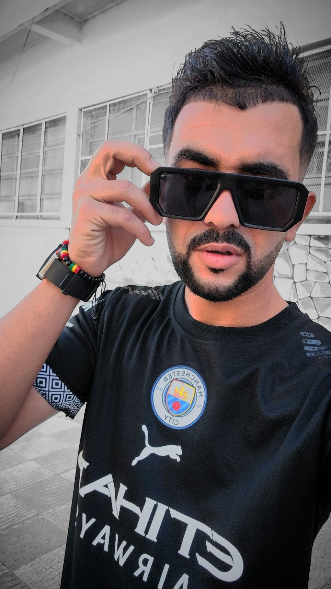 <lora:Dark Goo Flux:1.0> <lora:Smokey grunge:1.0> > مشهد بطل فيلم أكشن سينمائي رجل شجاع يقف بثقة في وسط مدينة مستقبلية تلمع فيها أضواء النيو...