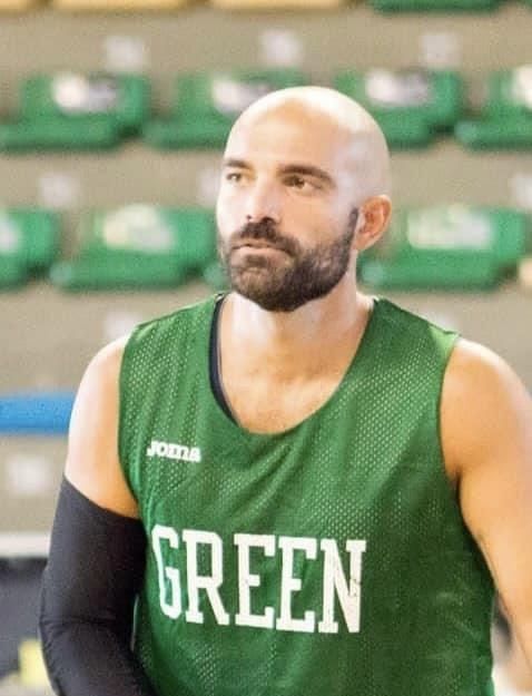 Genera l’immagine realistica del giocatore di basket in image prompt settings di carnagione pelato e con barba che stoppa spettacolarmente u...