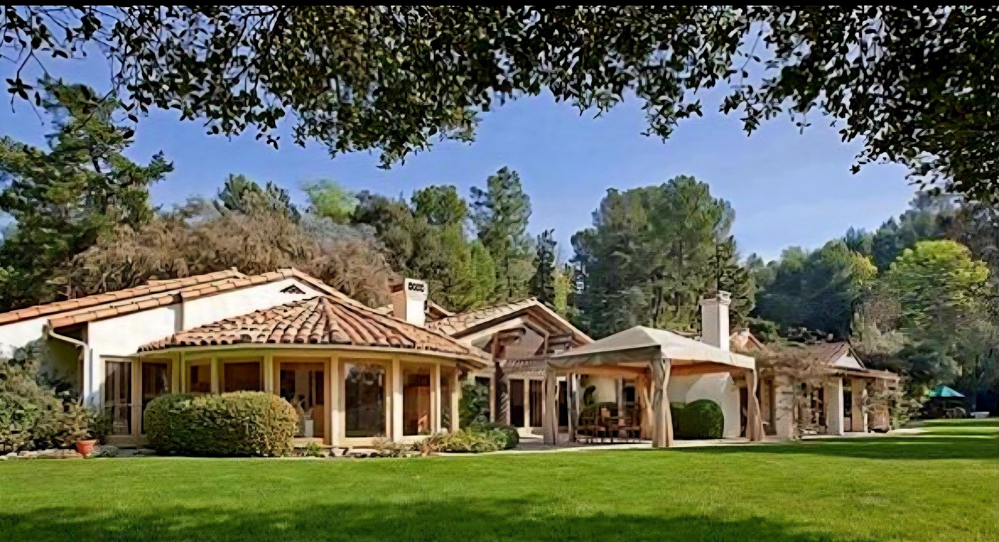 <lora:ImpressionistMusings:1.0> Single level Tuscan vineyard estate in a desert. 