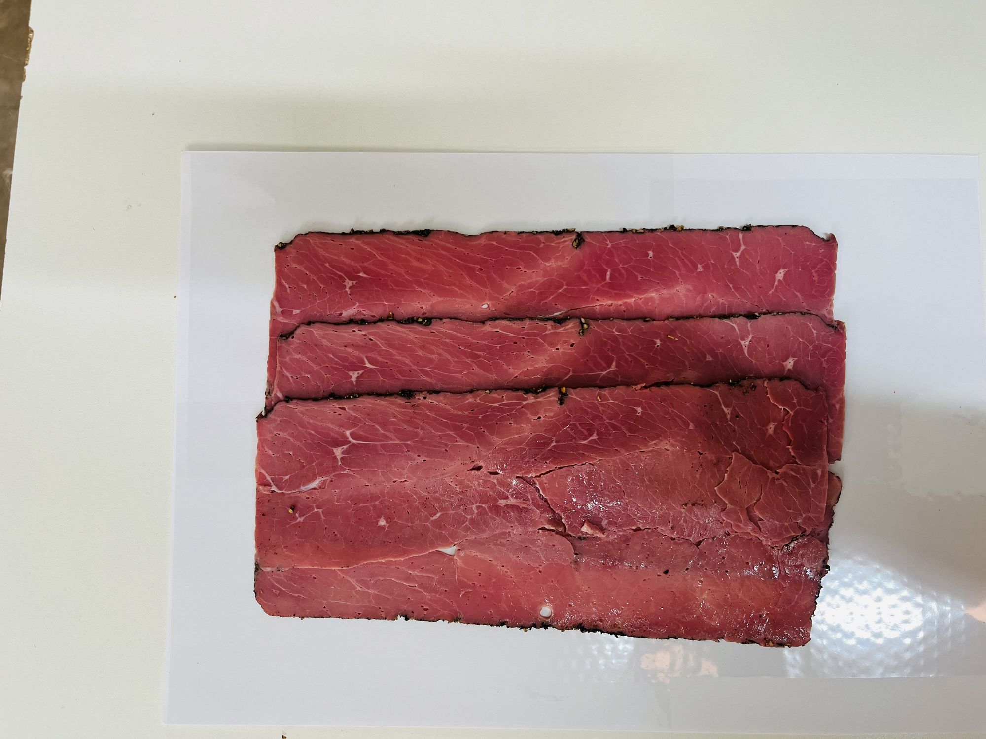 Put the pastrami slices on a round plate