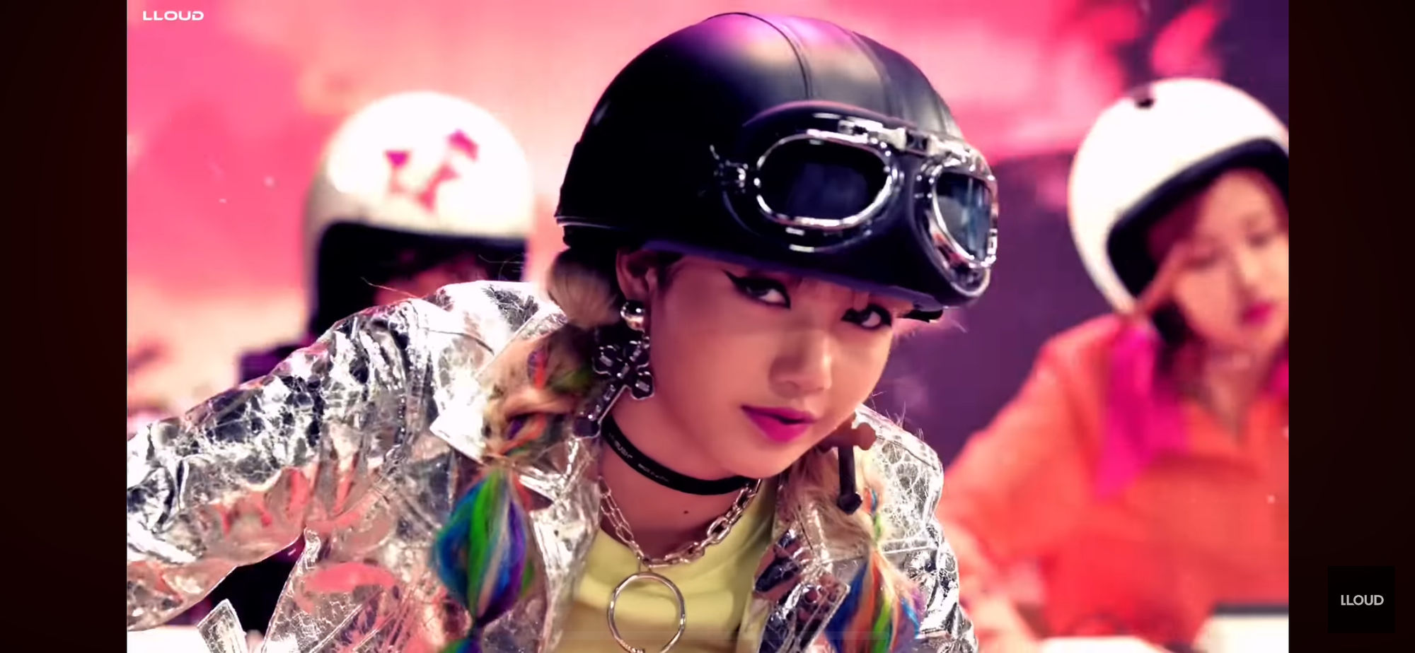 Lisa Blackpink, Who is Thai-European Beautiful girl is 25years old holding a chocolate bar